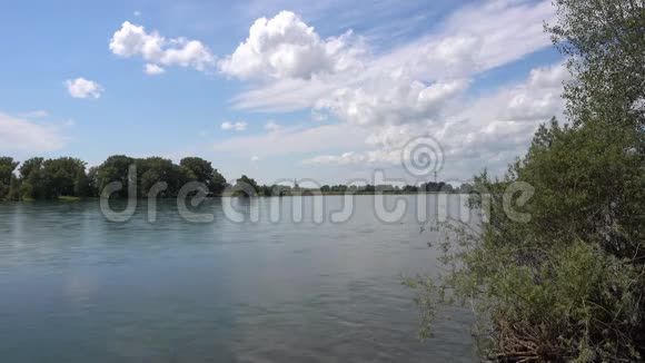 观依尔提什河云中蓝天树伊尔蒂什河是俄罗斯中国和哈萨克斯坦的一条河视频的预览图