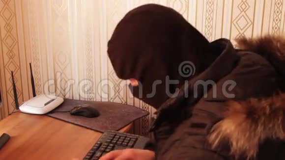 黑客盗窃用电脑涉及网络犯罪和小偷的伟大视频和项目视频的预览图