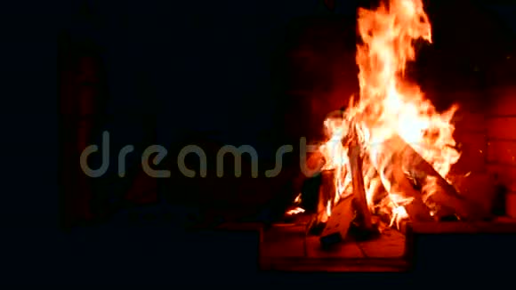 壁炉里的火慢慢燃烧视频的预览图