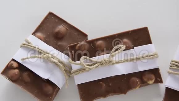 白色背景上的碎巧克力碎片视频的预览图