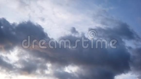 重云迅速飘过天空糟糕的天空时光流逝高速相机拍摄全高清1080p时间推移视频的预览图