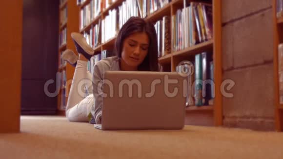 安静的学生在图书馆里使用笔记本电脑视频的预览图