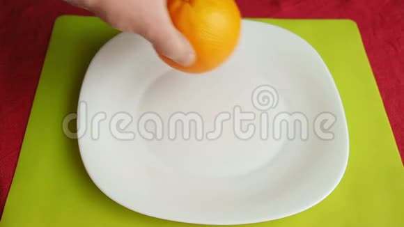 把水果放在白瓷盘里视频的预览图