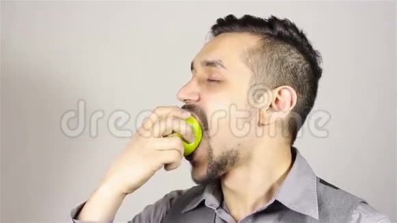 吃苹果的小胡子视频的预览图
