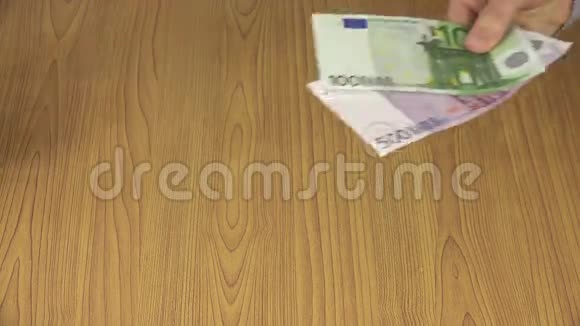 女人手为男人支付100欧元和500欧元的钞票4K视频的预览图