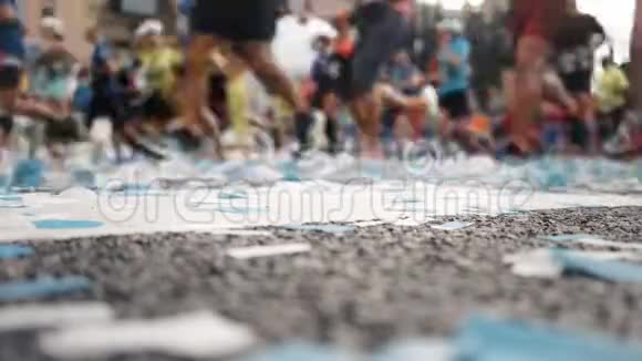 马拉松赛的终点线是彩纸屑运动员视频的预览图