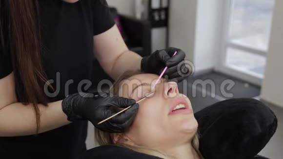 美容院的专业美容师将睫毛对准客户视频的预览图