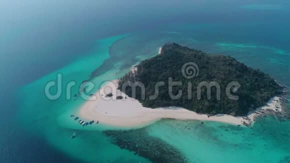 泰国美丽的热带竹岛鸟瞰图视频的预览图