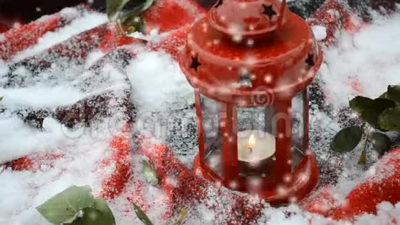 喜庆的红色蜡烛在灯笼雪与绿叶视频的预览图