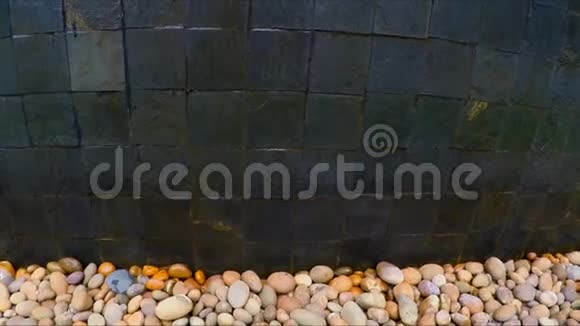 水滴落在卵石池壁上视频的预览图