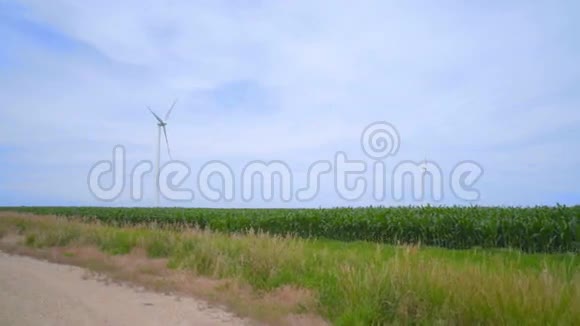 云天上绿野上的风力涡轮机替代能源生产视频的预览图