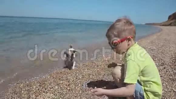 小男孩向大海扔石头视频的预览图