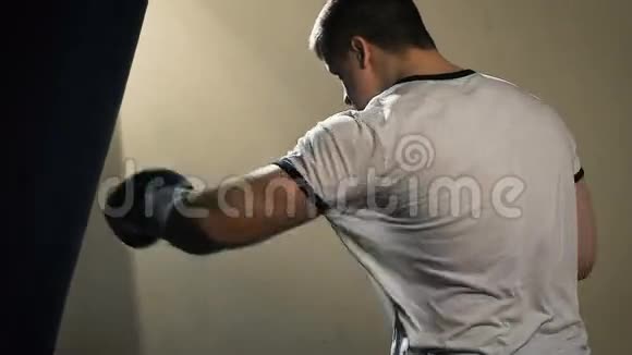 体育馆的男拳击手击球视频的预览图
