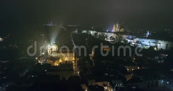 布拉格之夜全景从空中俯瞰布拉格圣维特大教堂的全景布拉格之夜城市之光视频的预览图