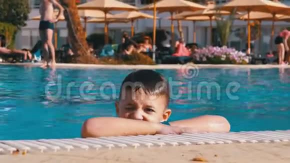 快乐儿童游泳池蓝水在酒店慢动作视频的预览图