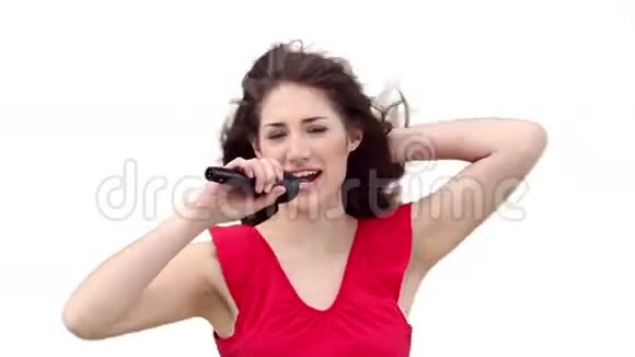 女人一边唱歌一边挥动手臂视频的预览图