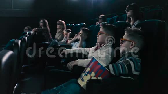 人们在电影院看恐怖电影视频的预览图
