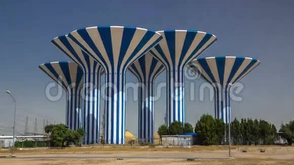 科威特的蓝白水塔延时超移中东视频的预览图