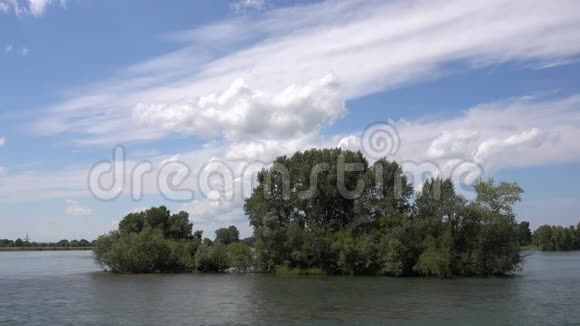 观依尔提什河云中蓝天树伊尔蒂什河是俄罗斯中国和哈萨克斯坦的一条河视频的预览图
