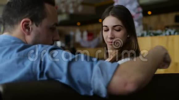 两个笑容可掬的年轻人在咖啡馆里聊天视频的预览图