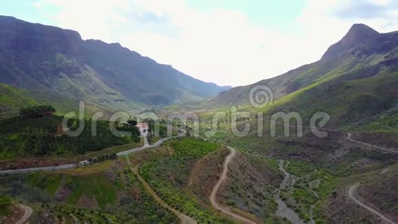 在美丽的风景和高山上飞翔视频的预览图