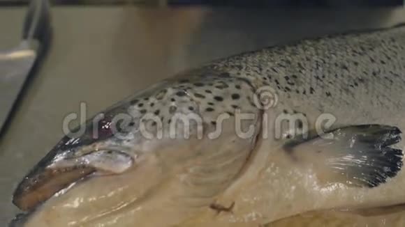 餐厅厨师切生鱼慢动作视频的预览图
