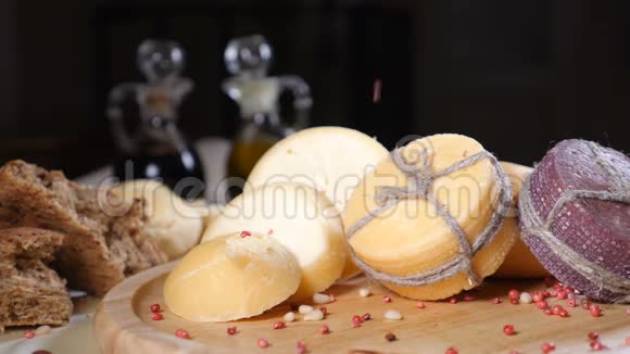 餐厅概念表格设置切制的硬切奶酪配上木制背景配上自制的面包坚果和橄榄视频的预览图