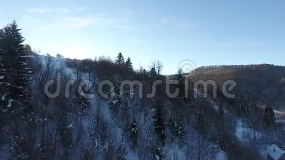 普库伊山乌克兰冬季雪景鸟瞰飞过日落黄昏雪山旅游胜地视频的预览图