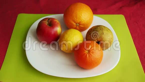 六个水果在白瓷盘里视频的预览图