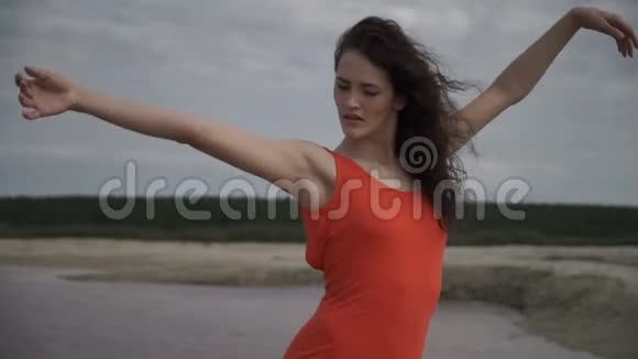 女人跳舞激情的舞蹈视频的预览图