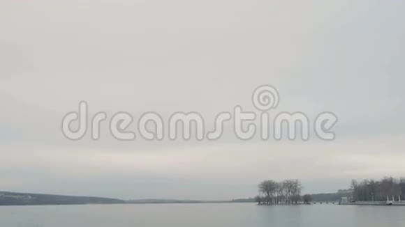 泰诺皮尔湖的小岛阴天视频的预览图