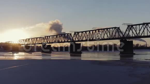 日落时在河上架起铁路桥视频的预览图
