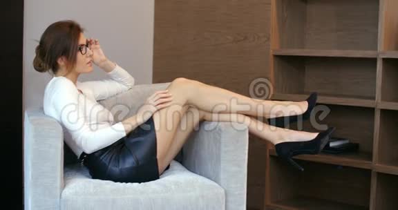 商务女性在扶手椅上休息视频的预览图