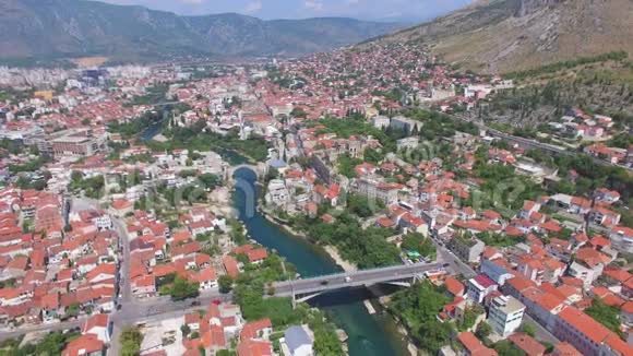 波斯尼亚和黑塞哥维那莫斯塔尔老桥和现代桥的空中景观视频的预览图