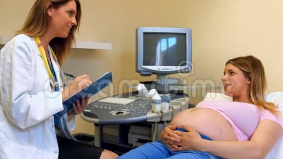 医生给怀孕病人做笔记视频的预览图