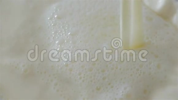 牛奶在大型容器上的超慢运动镜头视频的预览图