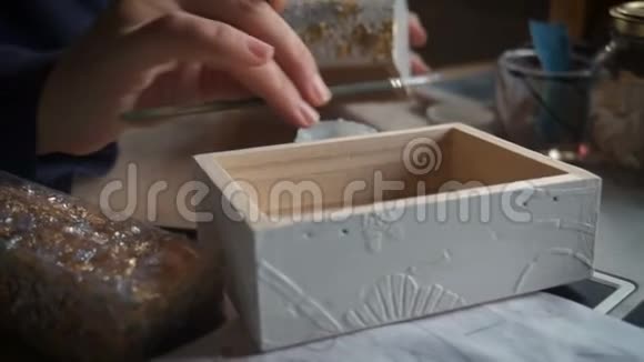 应用金叶艺术家用一张黄金装饰盒子修复内部视频的预览图