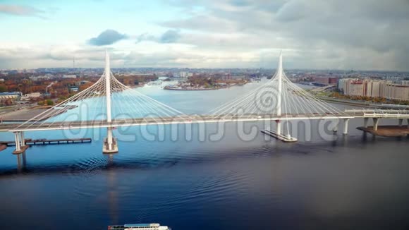 汽车在河流和城市建筑上的吊桥移动视频的预览图