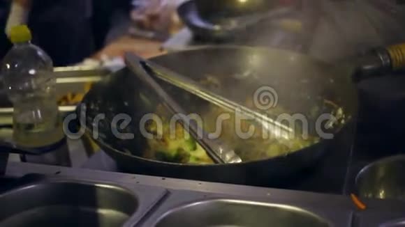 烹饪炒菜做饭亚洲食物是用锅煮的视频的预览图