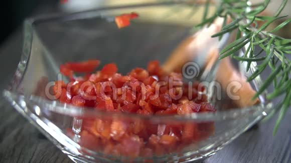 红椒落入玻璃菜中视频的预览图