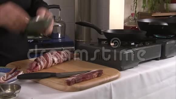 在培根包里煮肉视频的预览图
