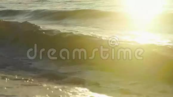 海水在日落时冲刷沙滩放松冲浪形象视频的预览图
