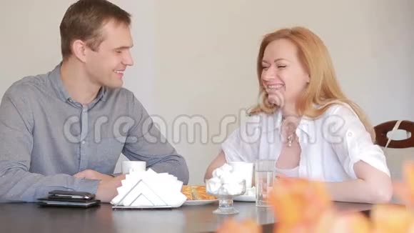 快乐的一对夫妇在咖啡馆里吃早餐一起享受视频的预览图