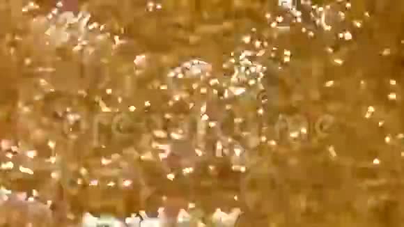 透明的水黄沙夏日模糊的背景视频的预览图