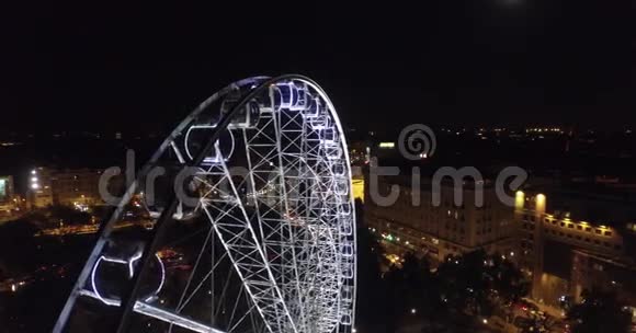 布达佩斯的眼睛巨大的摩天轮在月光下航空视频的预览图