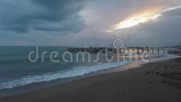 美丽的日落在海滩上金色的阳光反射在海面上视频的预览图