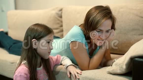 母女俩在智能手机上看视频视频的预览图