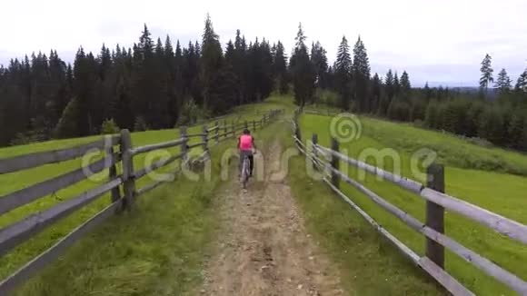 在高原上骑自行车的年轻人视频的预览图