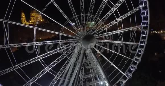 布达佩斯的眼睛A一个的巨大摩天轮在月光下航空视频的预览图