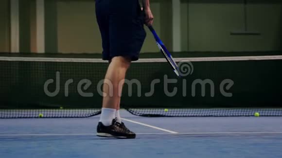 由职业网球运动员发球网球服务于泰尼斯大厅的室内带着榫头球拍上桌的人视频的预览图